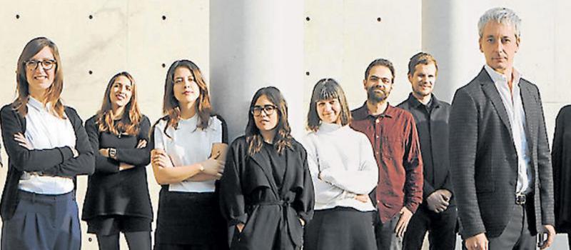 Ángeles Ortiz junto a sus compañeros del estudio de diseño de Fábrica. Foto  con Sam Baron, director creativo del centro.