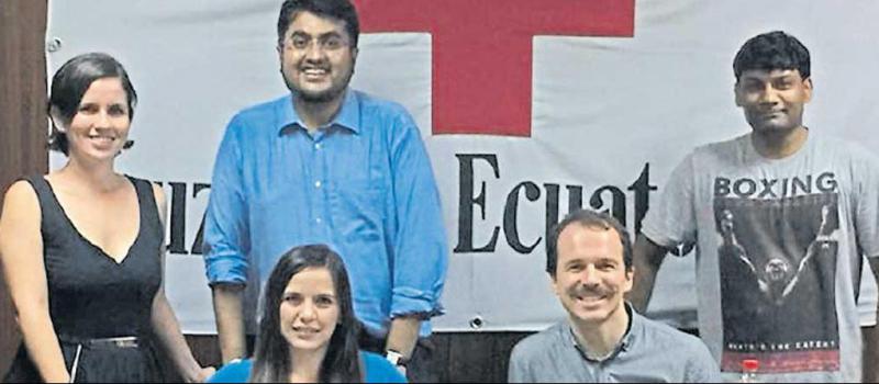 Jordan Weitman-Soet (sentado a la derecha), de IBM,  trabajó con el equipo de  la Cruz Roja en Guayaquil. Foto: Cortesía
