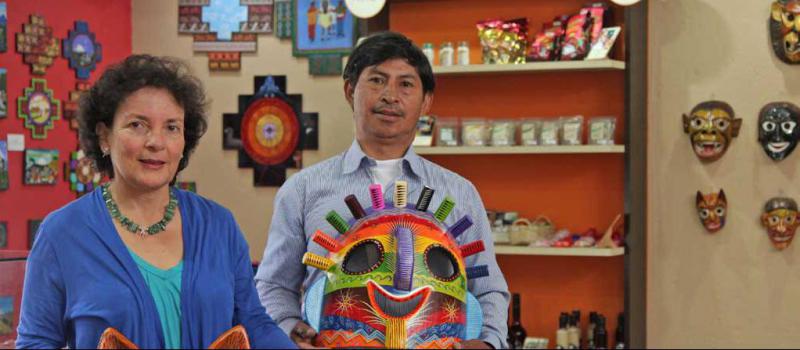 Catalina Sosa (directora de Sinchi Sacha) y Manuel Toaquiza (artesano) muestran las tradicionales máscaras elaboradas en Tigua (Cotopaxi). Foto: Julio Estrella / LÍDERES