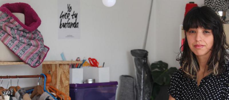 Paula Jácome junto a sus productos en las oficinas de Ananay. Este negocio fabrica cuellos tejidos y otros accesorios con diseños andinos. Foto: Julio Estrella / LÍDERES