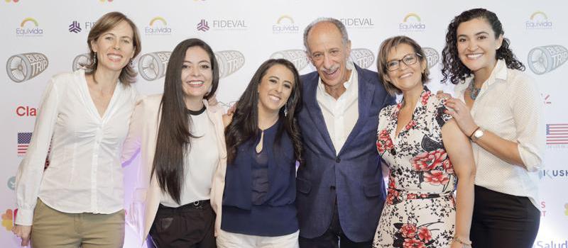 Las finalistas del Women’s Pitch Night  junto a Roque Sevilla, de Grupo Futuro, en la premiación