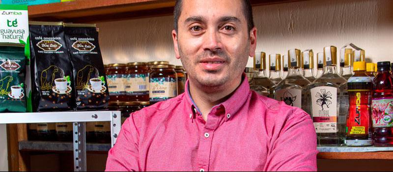 Mario Hernández, cofundador y gerente de la tienda en línea Plauso Store, que cuenta con una bodega en Quito para el inventario de productos.