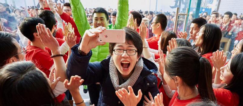 Apple abrió su tienda más grande de Asia en la ciudad de Hangzhou. Más de 100 personas durmieron en las afueras de las instalaciones previo a la inauguración. Foto: Twitter de Tim Cook
