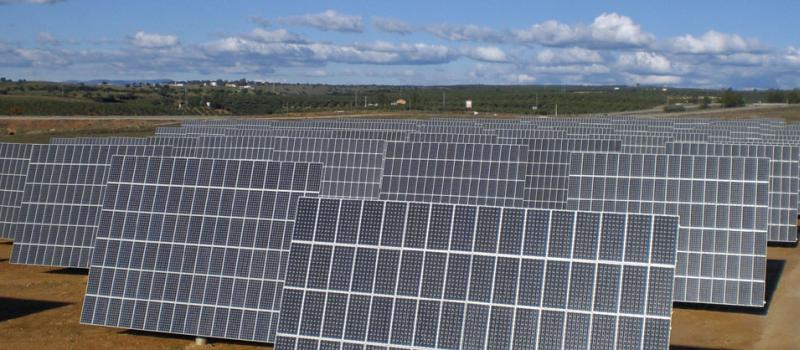 Módulos de la planta fotovoltaíca Copero PV en Sevilla (España), que son iguales a los paneles de la futura planta fotovoltaica de Atacama 1, el mayor complejo solar de América Latina cuya construcción ya comenzó. Foto: EFE
