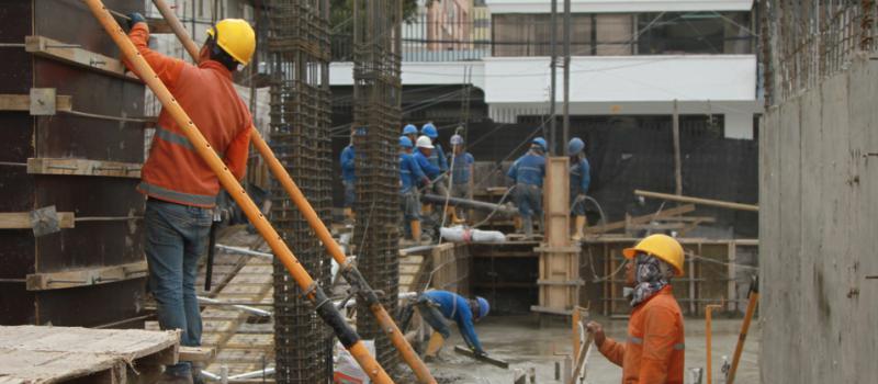 Trabajos en la edificación que levanta la constructora Álvarez Bravo, en las avenidas 6 de Diciembre y Portugal, en el norte de Quito. Foto: María Isabel Valarezo / El Comercio