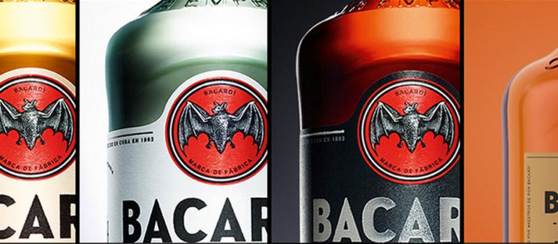 La empresa fabricante de ron Bacardí estrenó la primera actualización en una década del diseño de las botellas de su licor más vendido. Foto: Captura de pantalla de la página web de Bacardí.