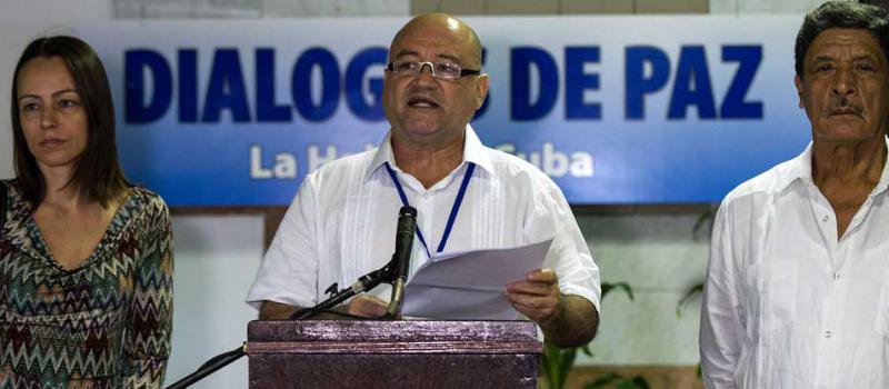 El guerrillero 'Carlos Antonio Lozada', miembro del equipo de paz insurgente, leyó hoy ante medios en La Habana, sede permanente de las conversaciones, un comunicado que detalla las diferentes fuentes que nutrirán el fondo. Foto: Yamil Lage/ AFP.