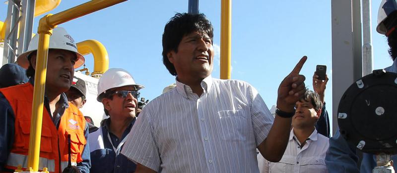 El presidente de Bolivia, Evo Morales (c), inaugura inauguró en 2013 la primera planta de separación de líquidos de gas natural. Foto: Martín Alipaz/ EFE.