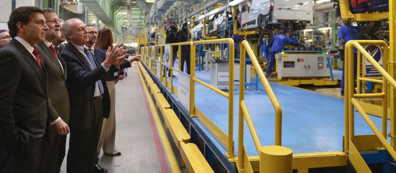 El presidente y consejero delegado de Ford, Mark Fields, aseguró que la planta española de Almussafes va a aumentar este año su producción un 40%. Foto: José Jordan/ AFP.