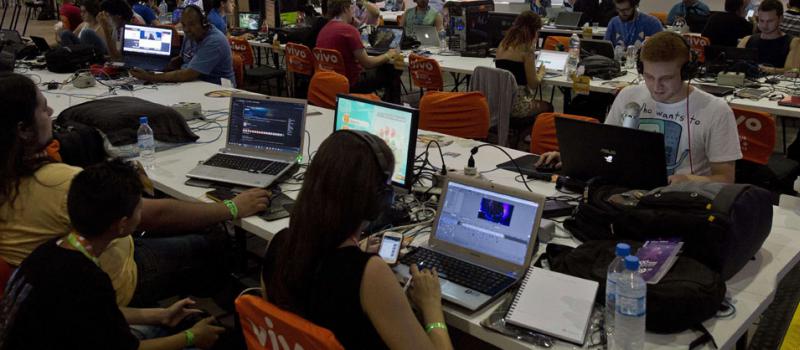 Durante la edición del Campus Party Brasil, un jóven de 13 años presentó su impresora en lenguaje braile. Foto: AFP.