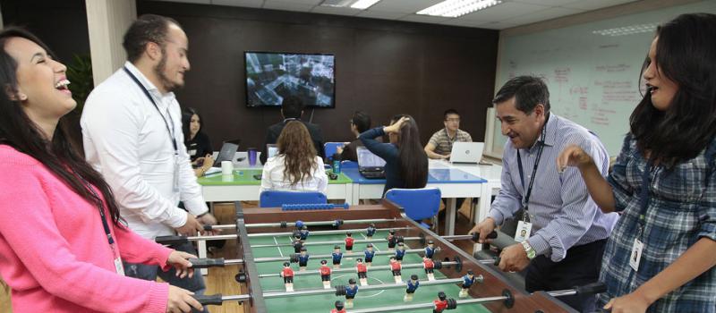 Un grupo de empleados de GMS se entretiene jugando futbolín. La compañía tecnológica también habilitó un espacio para que sus colaboradores jueguen con videojuegos. Foto: Eduardo Terán / LÍDERES.