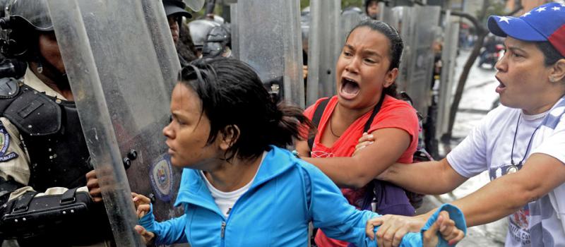 Los opositores al presidente venezolano, Nicolás Maduro se enfrentan los miembros de la Policía Nacional durante una protesta en Caracas , Venezuela este 12 de febrero de 2015. Foto: AFP