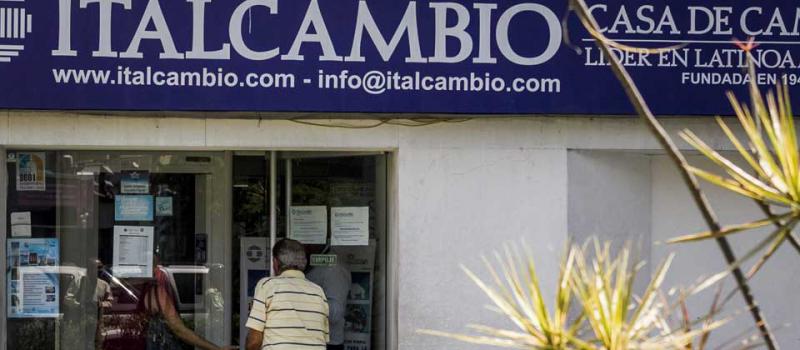 Las personas ingresan a una oficina de la casa de cambio Italcambio hoy, jueves 19 de febrero de 2015, en la ciudad de Caracas (Venezuela). Los venezolanos se mostraban satisfechos con el inicio del nuevo sistema libre de compra venta de divisas en efecti