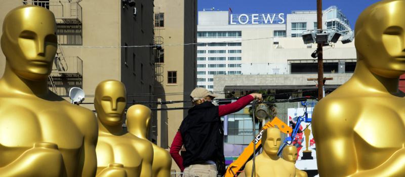 Trabajadores ultiman detalles de las estatuas de los Oscar como parte de los preparativos de la edición 87 en Hollywood, California. Foto: Michael Nelson/ EFE