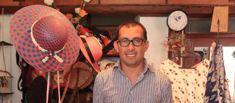 Eric Ochoa es el administrador de la tienda Maki, que funciona en el Centro Histórico de Cuenca. La iniciativa pertenece a la Red Pakariñán. Foto: Xavier Caivinagua /LÍDERES
