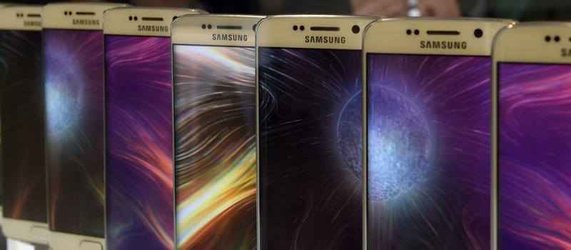 Samsung mostró la nueva generación de su teléfono estrella, Galaxy S6, del que ha diseñado dos versiones: una con pantalla lisa y otra con pantalla de bordes curvos (Galaxy S6 Edge). Foto: Lluis Gene/ AFP.