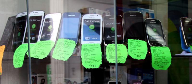 Google comercializa en India un celular por USD 105, Nokia ofrece un modelo a USD 29 y Mozilla por USD 25. Foto: Mario Egas/ El Comercio