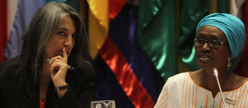 La ministra de Desarrollo Social de Chile, María Fernanda Villegas, y la directora Ejecutiva de Oxfam Internacional Winnie Byanyima, se mostraron preocupadas por la notoria proliferación de multimillonarios en la región. Foto: Elvis González/ EFE