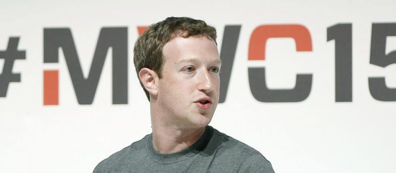 Zuckerberg alega que Internet.org beneficia incluso a las operadoras, ya que si su actual negocio consiste en vender planes de datos, la gente primero tiene que saber qué ofrece la red. Foto: Andreu Dalmau/ EFE