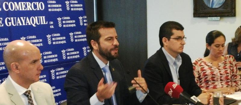 Pablo Arosemena (centro), presidente de la Cámara de Comercio de Guayaquil se pronunció sobre la imposición de sobretasas a 2 800 partidas y subpartidas.