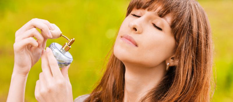 El producto es un "líquido iónico perfumado" que emite un aroma cuando entra en contacto con agua o sudor, lo que permite que se extienda por la piel de una persona.