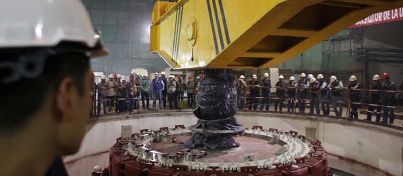 Colocación del rotor de la Turbina 2 en el Cuarto de Máquinas del proyecto Hidrolectrico Coca Codo Sinclair. Foto: Galo Paguay/ LÍDERES.