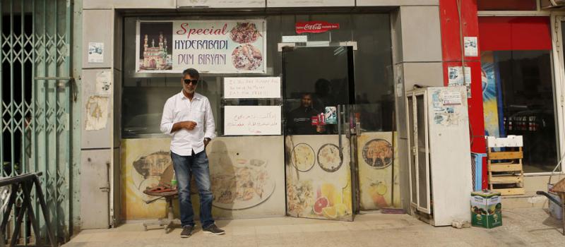 Desde hace tres semanas, el restaurante propone un plato gratuito para aquellos que no pueden siquiera gastarse esa cantidad. Foto: Karim Jaafar/ Alwatab Doha / AFP.
