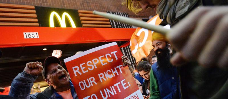 Los empleados de McDonald's protestan desde hace varios años por los bajos sueldos. Foto archivo: AFP
