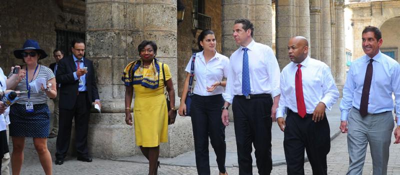 El gobernador de Nueva York, Andrew Cuomo, recorrió este lunes 20 de abril de 2015, el centro histórico en La Habana (Cuba). Foto: AFP
