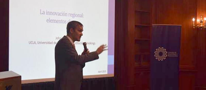 John Villasenor dictó su conferencia el  viernes 17 de abril en Quito.  Foto: cortesía de la Cámara de Industrias y Producción