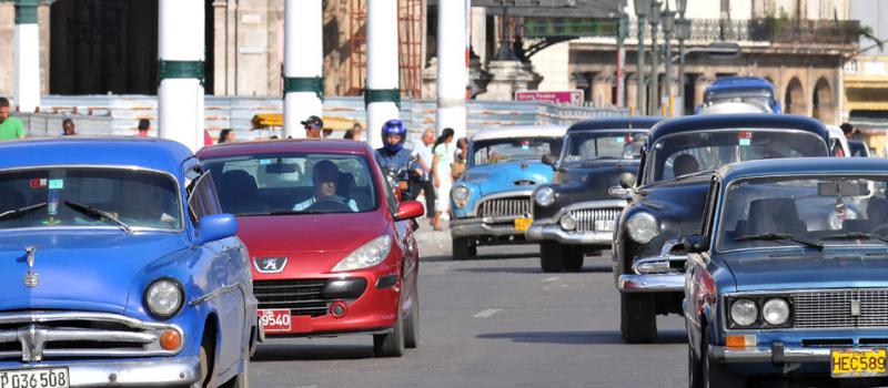 Varios autos circulan por una calle de La Habana. Foto referencial: EFE