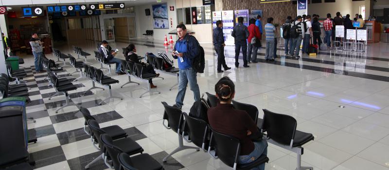 Un grupo de pasajeros se alista para el chequeo en el aeropuerto de Latacunga. Foto: Glenda Giacometti / EL COMERCIO.