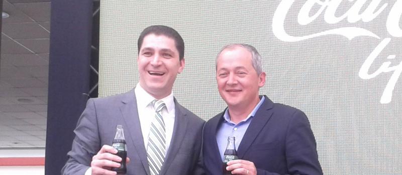 Louis Balat y Javier Rodríguez, ejecutivos de Coca Cola, durante la presentación de la nueva bebida gaseosa. Foto: Líderes