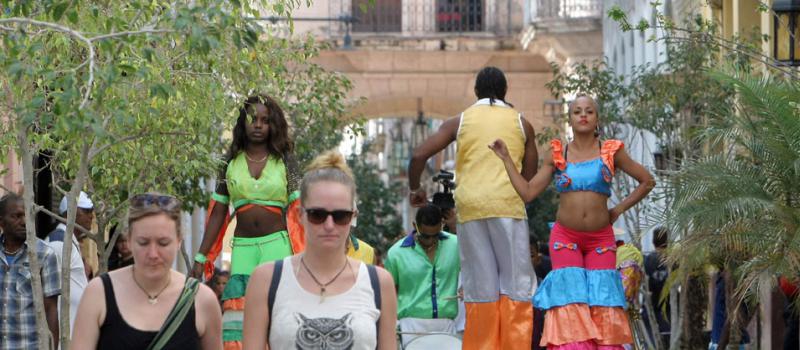 Varios turistas caminan por La Habana Vieja. Foto: EFE