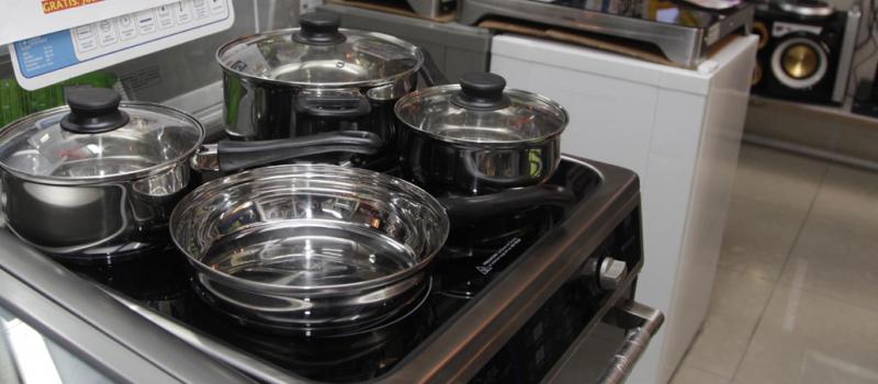 Las cocinas de inducción chinas serán entregadas de forma gratuita a los beneficiarios del Bono de Desarrollo Humano. Foto refencial: El Comercio