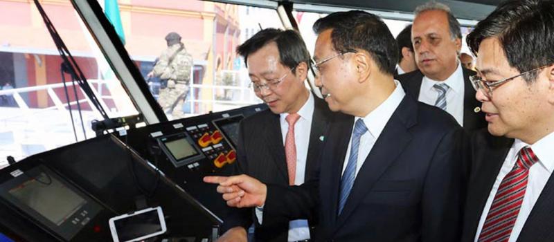 El primer ministro chino, Li Keqiang (c), inició el 18 de mayo de 2015 una gira por varios países de América Latina. Foto: AFP