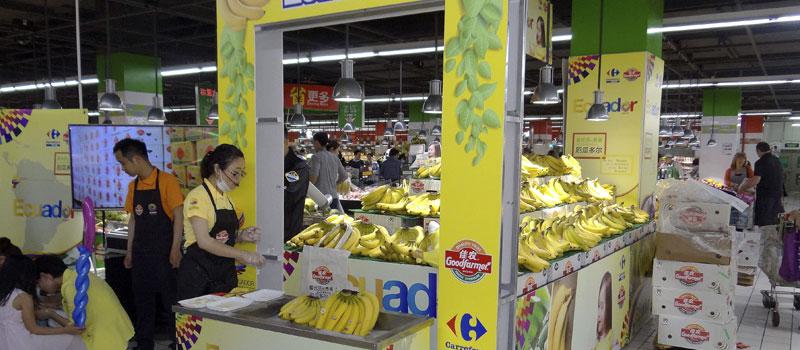 El banano ecuatoriano se promociona en supermercados de China. Fotos cedida por el Consulado de Ecuador /EFE