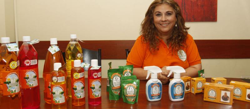Este año, la empresa lanzó al mercado tres variedades de desinfectantes líquidos, con una fórmula con base en esencias naturales. La fórmula está patentada. Foto: Gabriel Proaño para LÍDERES.