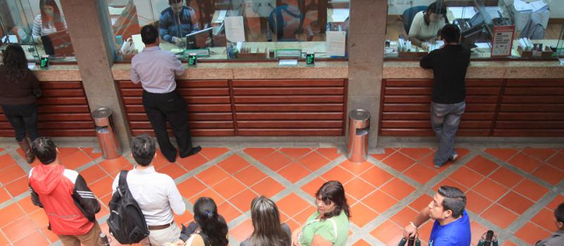 Un grupo de clientes espera por atención en las oficinas de la Cooperativa Jardín Azuayo, en Cuenca. Esta organización es la segunda más grande del país en activos. Foto: Xavier Caivinagua / LÍDERES