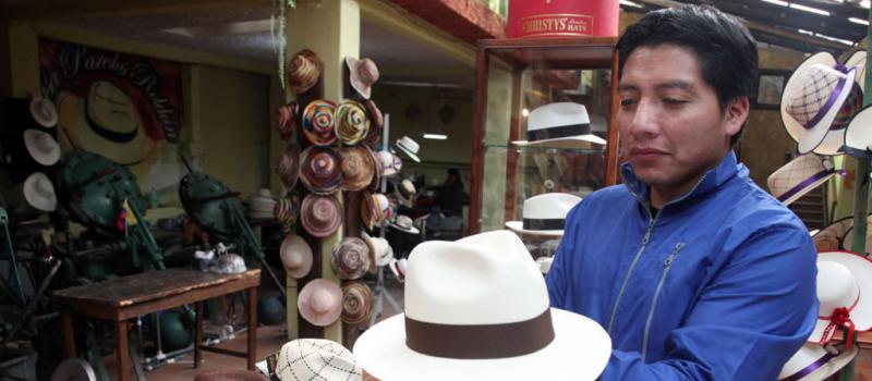 El sombrero de paja toquilla es parte de los artículos ecuatorianos que llegan a los mercados extranjeros. Foto: Xavier Caivinagua / LÍDERES.