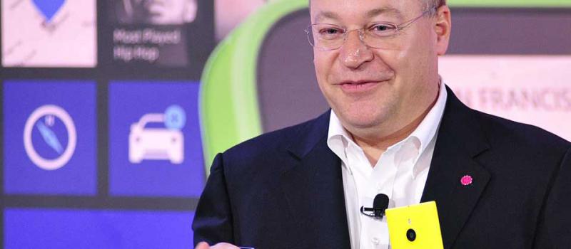 El ejecutivo de Microsoft, Stephen Elop, junto a otras dos personas abandonaron al gigante de la computación: Foto: AFP