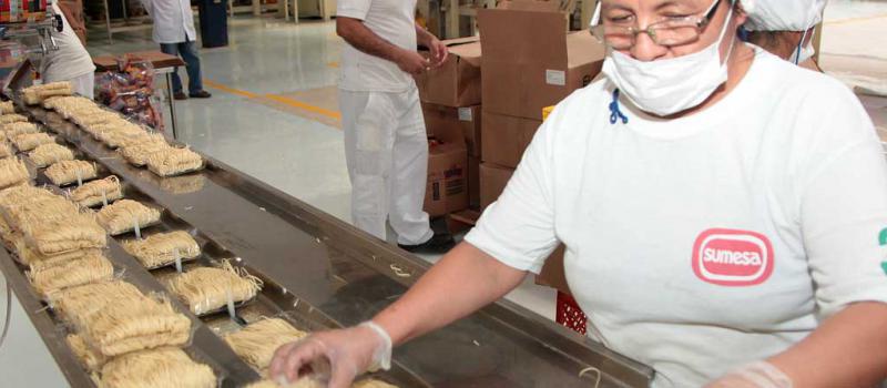 Las pastas y fideos que fabrica Sumesa hace 37 años se producen con sémola de trigo, no con harina. Además, en el proceso de producción se adicionan vitaminas. Foto: Mario Faustos /LÍDERES