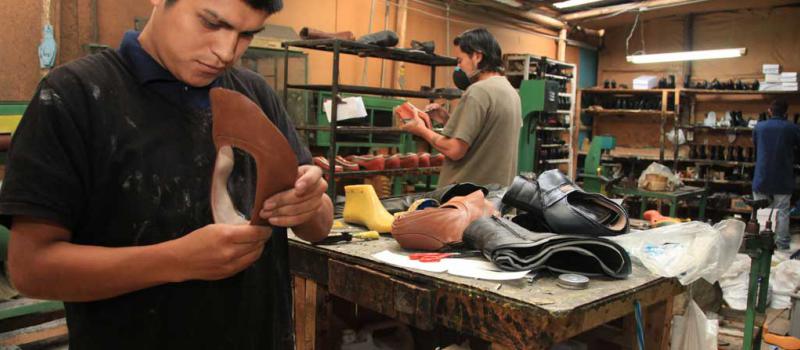 Miguel Fárez es parte de  la cooperativa de producción artesanal San Isidro, que elabora entre 800 y 1 000 pares de zapatos al mes, en Cuenca. Foto: Foto: Xavier Caivinagua / LÍDERES