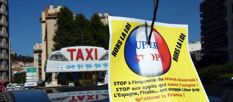 Taxistas de España y Latinoamérica se han unido para formar un frente contra la aplicación de transporte Uber, a la cual tildan de competencia desleal. Foto: AFP