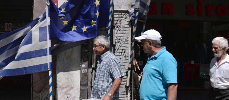 Los griegos solamente podrán retirar de sus bancos 60 euros, a través de tarjetas bancarias. La medida se estima que durará hasta el miércoles 8 de julio del 2015. Foto: AFP