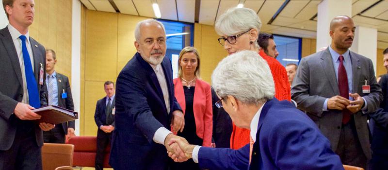 El secretario de Estado, John Kerry, estrecha la mano al ministro iraní, Javad Zarif, después de alcanzar el histórico acuerdo nuclear. Foto: AFP