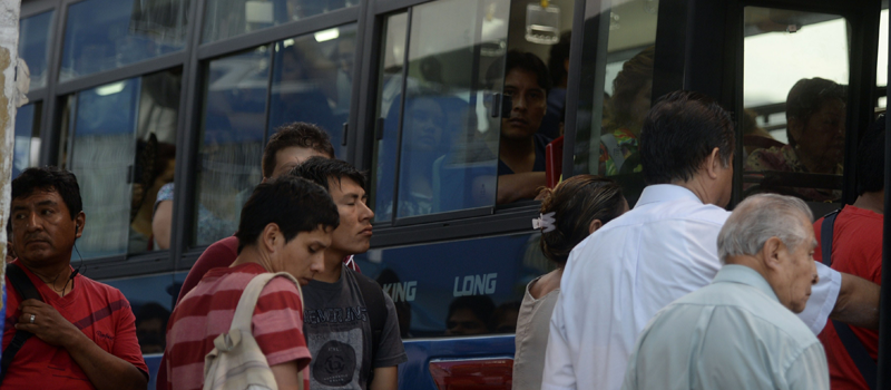 Una parada de bus en Lima. Los trabajadores se transportan desde tempranas horas del día. Foto: AFP