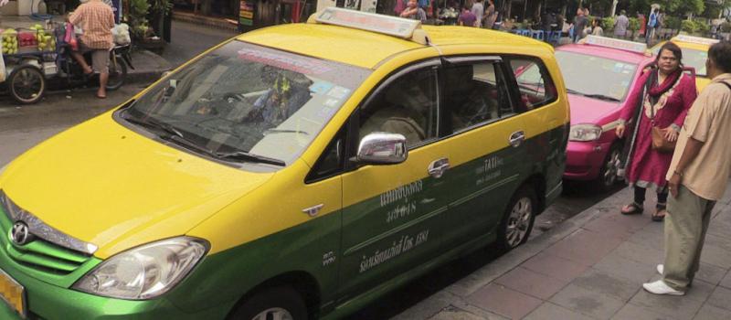 Taxis esperan la llegada de clientes en una calle de Bangkok. Aplicaciones de móvil como Grab Taxi han paliado en parte los problemas que afrontan los clientes de los taxis en Tailandia. Foto: Gaspar Ruiz-Canela/ EFE.