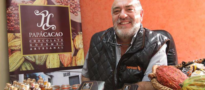 Jaime Freire, conocido como ‘Papá Cacao’, exhibe su portafolio de productos en el que constan bombones y barras de chocolate elaborados con cacao de aroma fino ecuatoriano. Foto: Foto: Vicente Costales / LÍDERES