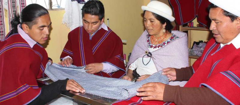 El emprendimiento familiar tiene la marca Auki. La iniciativa nació hace 30 años y teje ponchos, bayetas y fajas. Foto: Raúl Díaz para LÍDERES